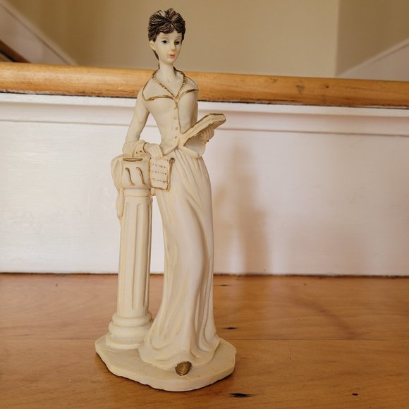 Elegant Lady Reader Sculpture in Resin - Picture 1 of 11